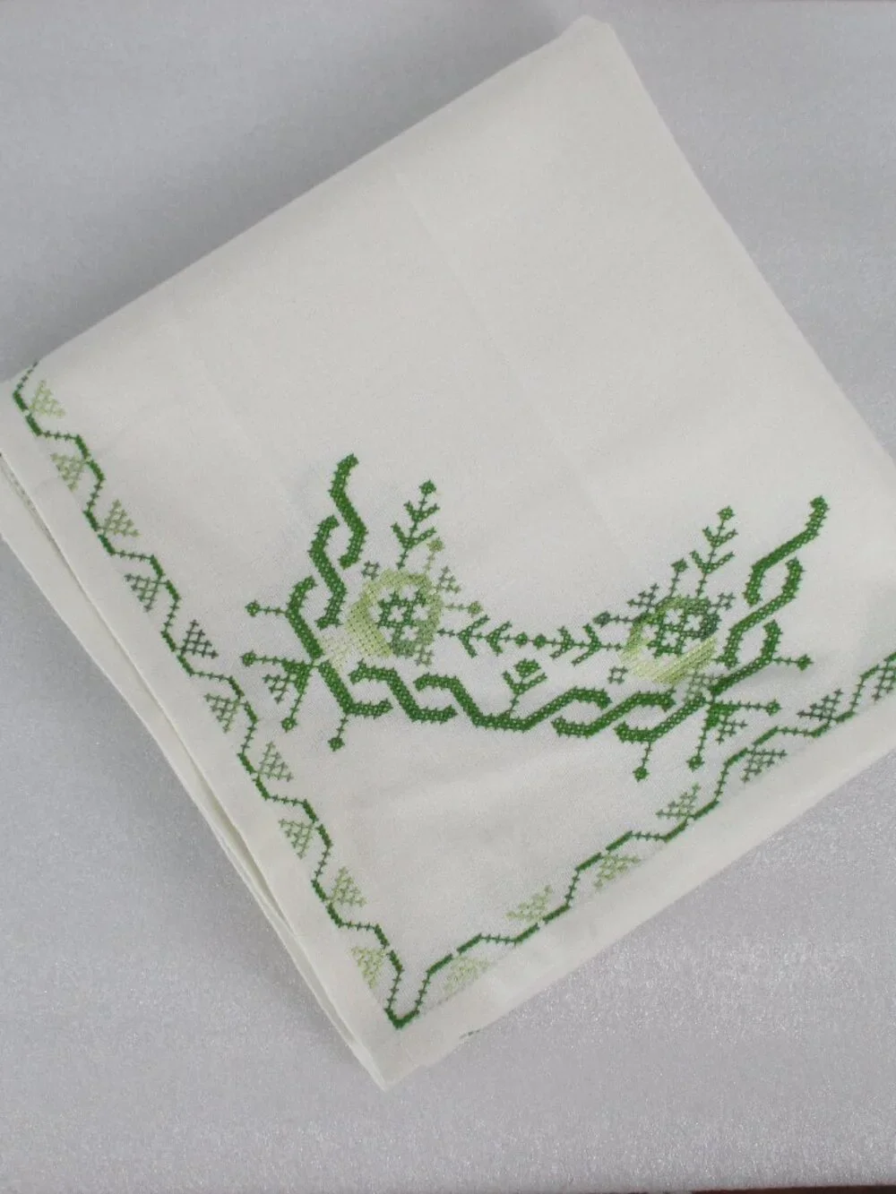 GREEN & WHITE EMBROIDERED TABLECLOTH SET
